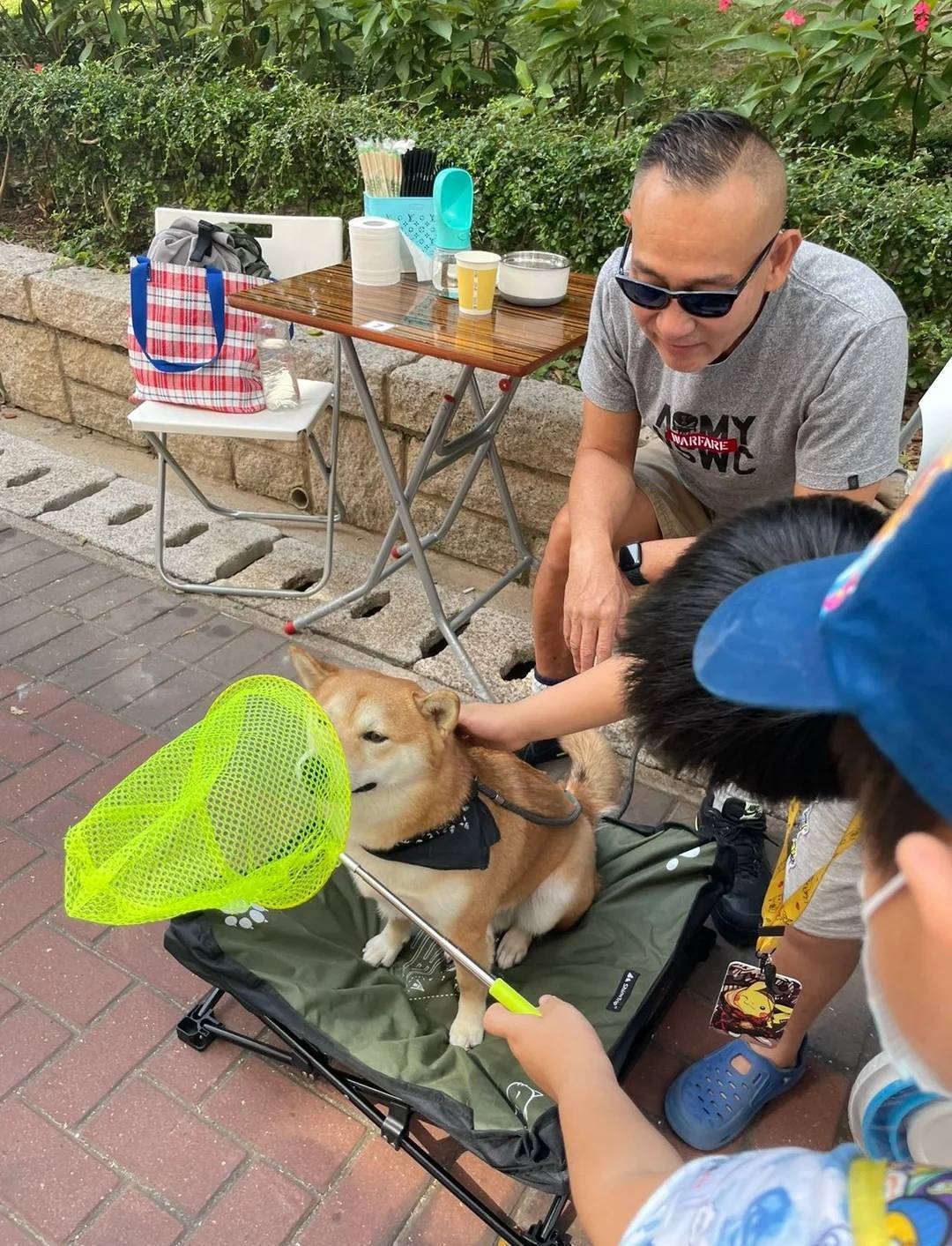 林保怡面對路人逗他的愛犬，他也只是看向路人。