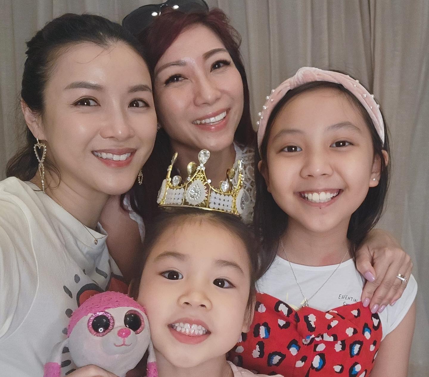 所以母女感情也非常好,有網民更大讚她為廿四孝媽媽。