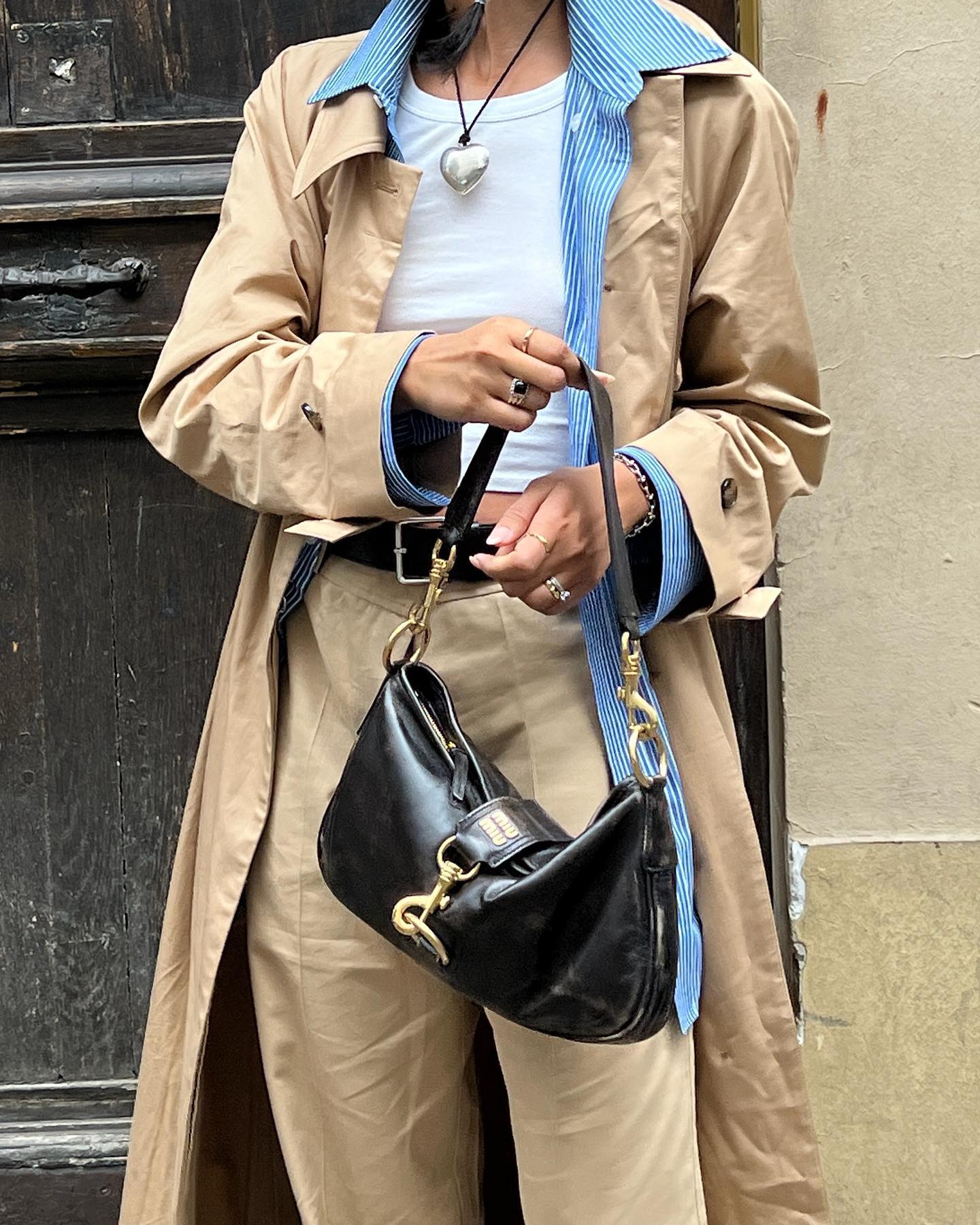 內襯一件間條裇衫。