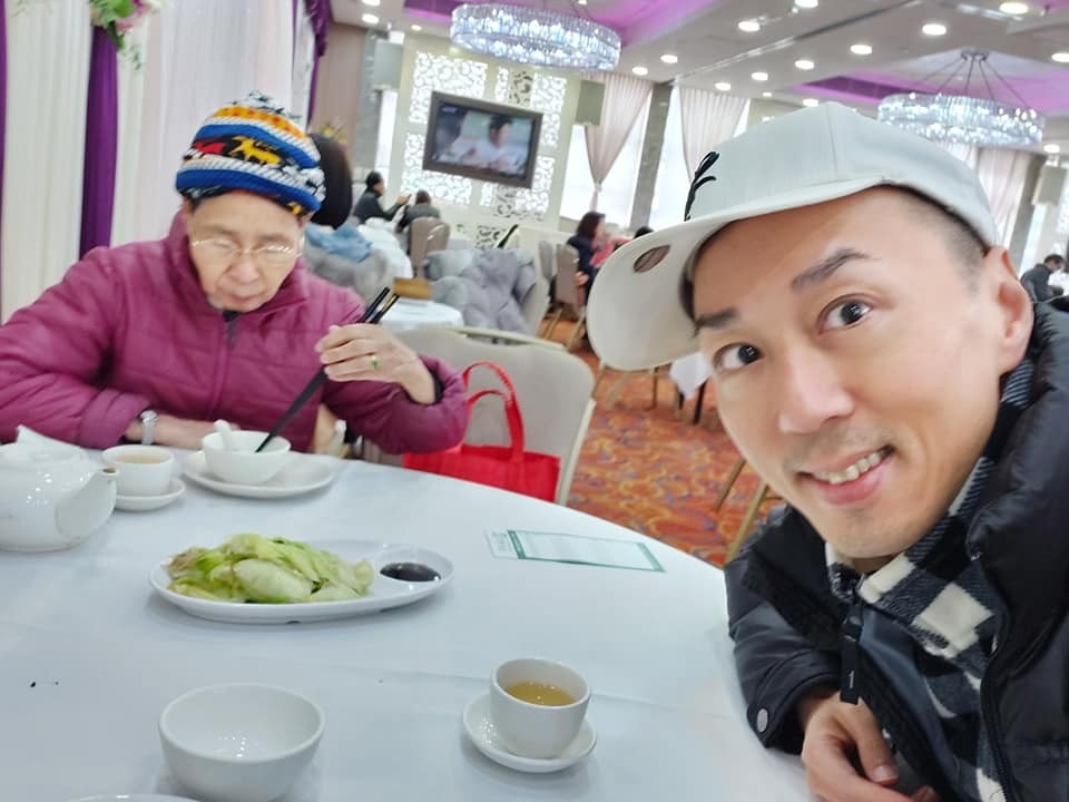 後來戴耀明每天花時間讓自己散散步，學會放慢腳步生活才遂漸的控制病情。