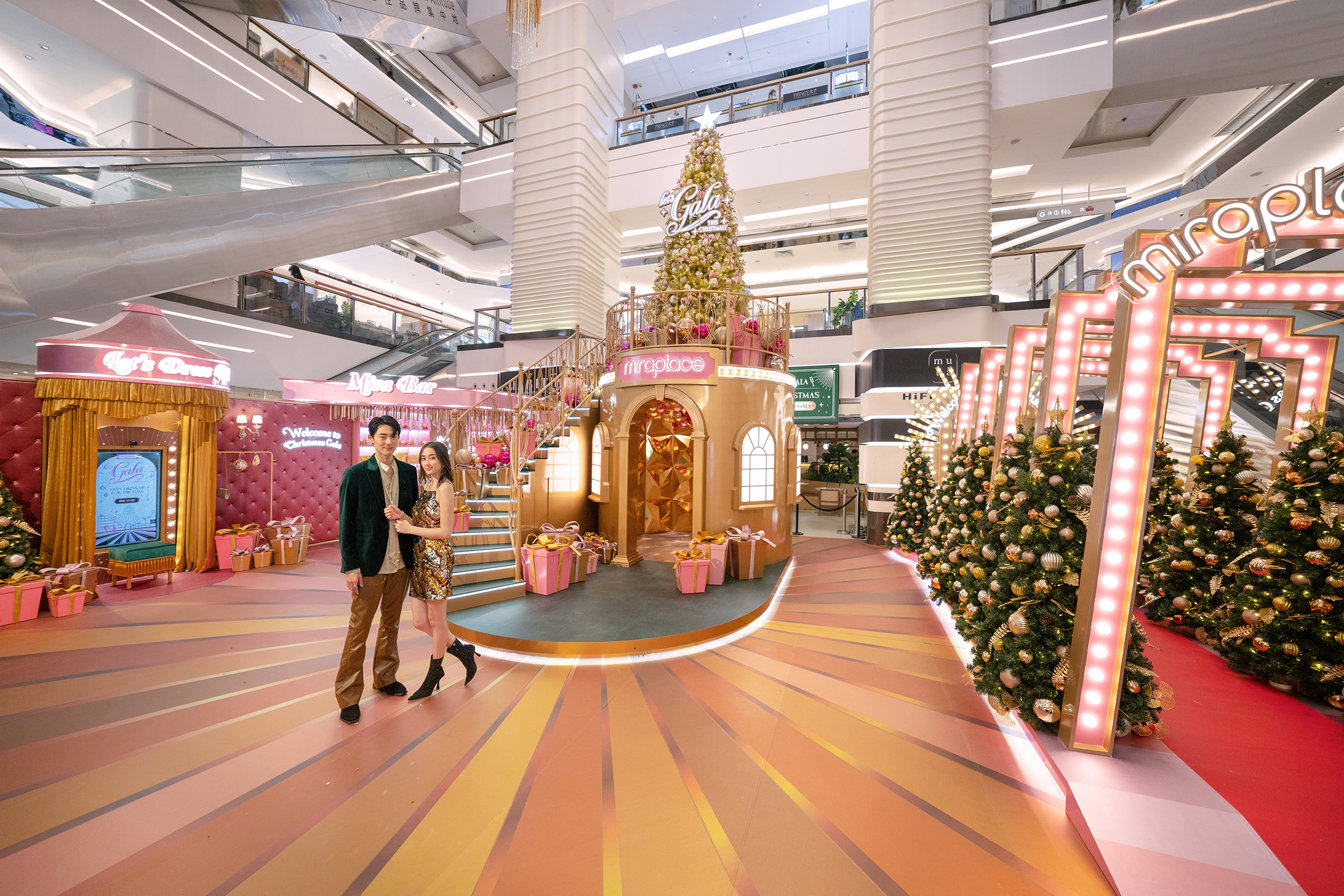 今個聖誕尖沙咀Mira Place中庭滿目盡是金光粉調的聖誕晚會佈置