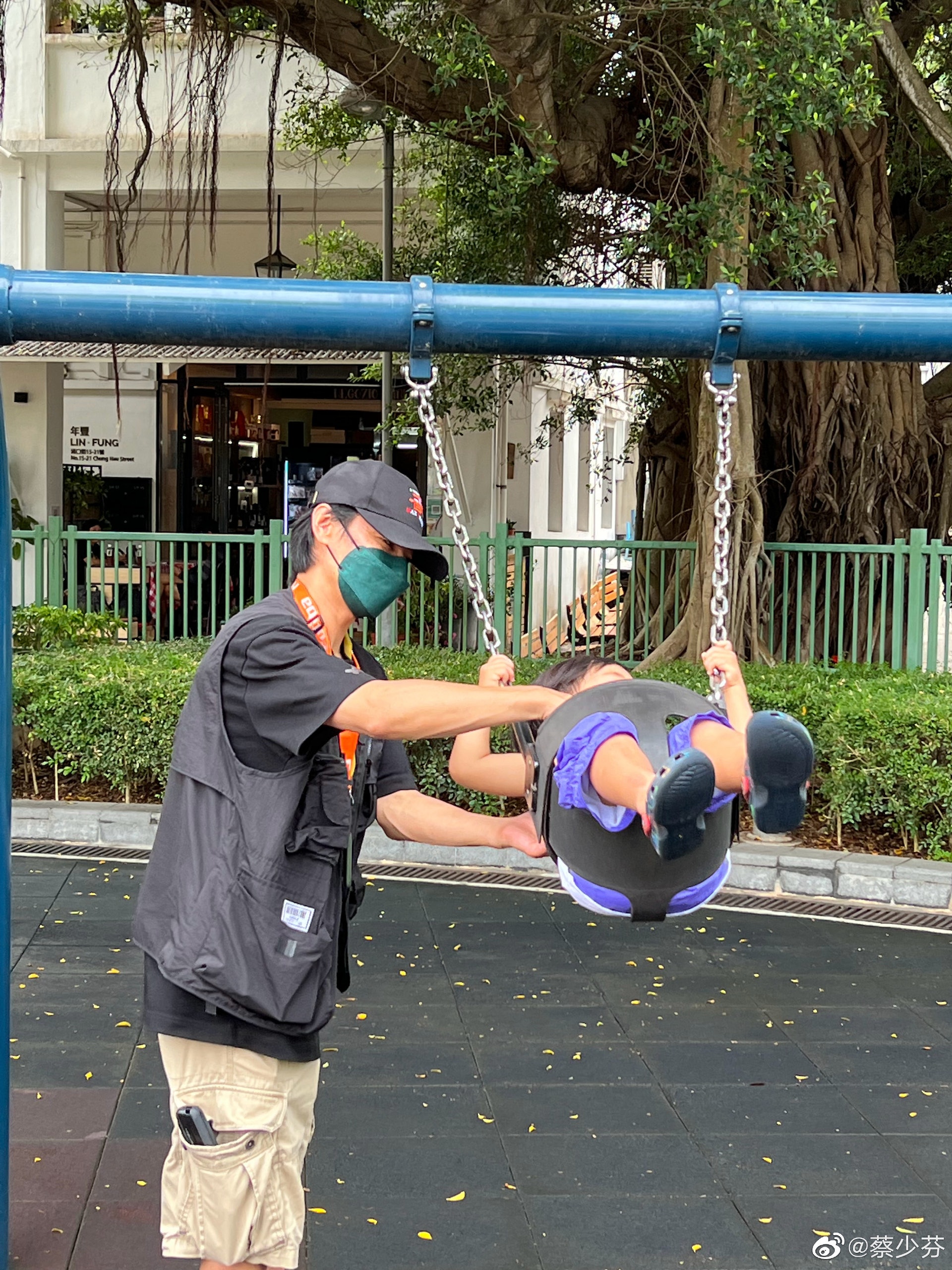 張晉同3歲細仔樂兒玩盪韆鞦。