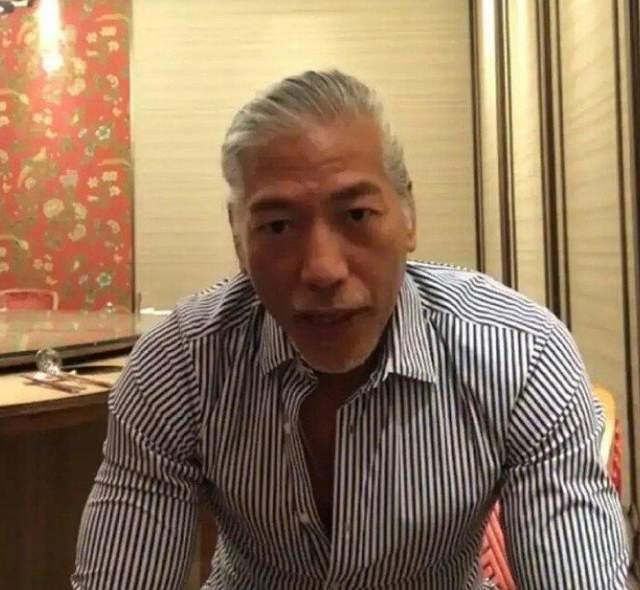 年近花甲仍一身肌肉