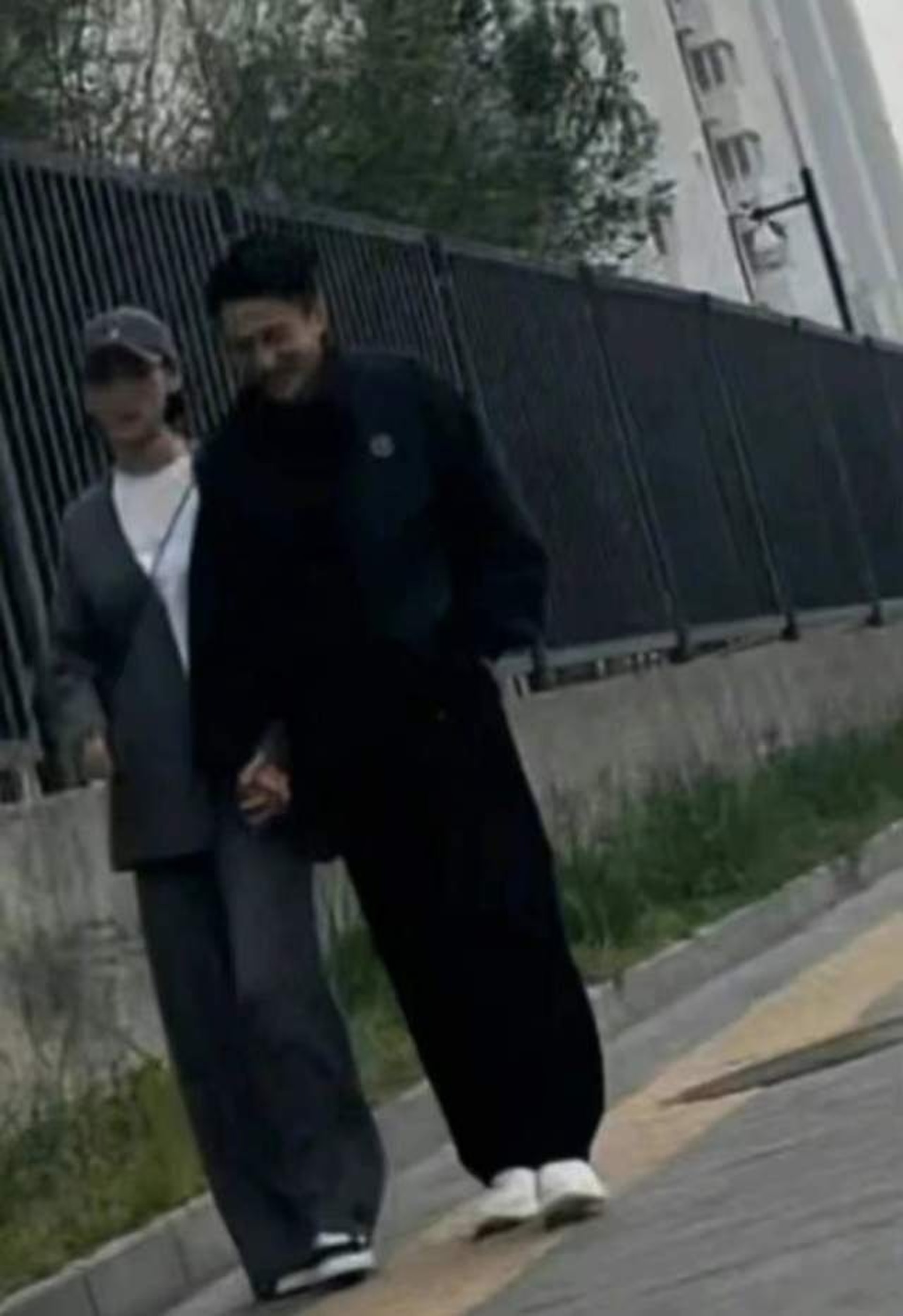 劉愷威早前被影到與一名短髮女生街頭散步,更除下口罩,露出幸福的笑容。