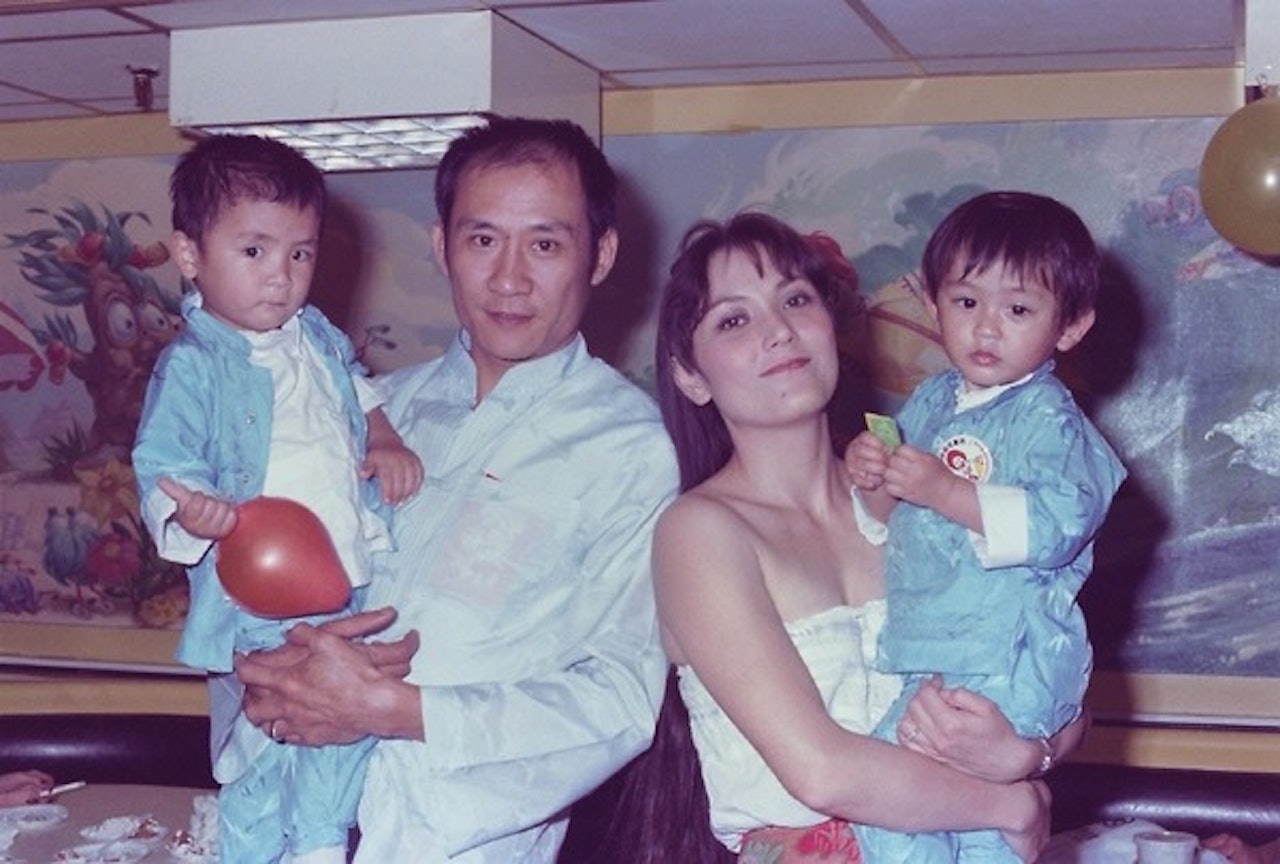 施明與李家鼎於1977年結婚，婚後育有李泳漢與李泳豪2個兒子