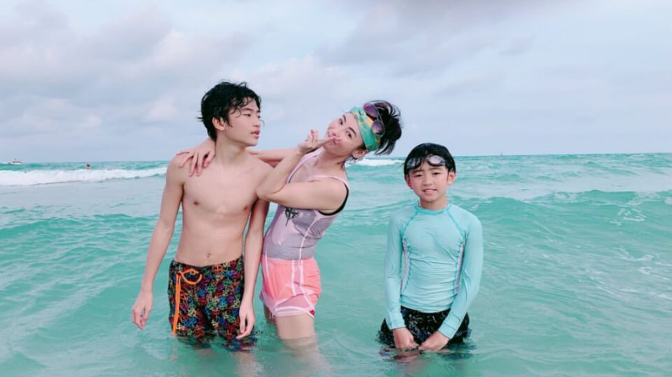 張柏芝努力工作賺錢就是為了給孩子們過更好的生活。