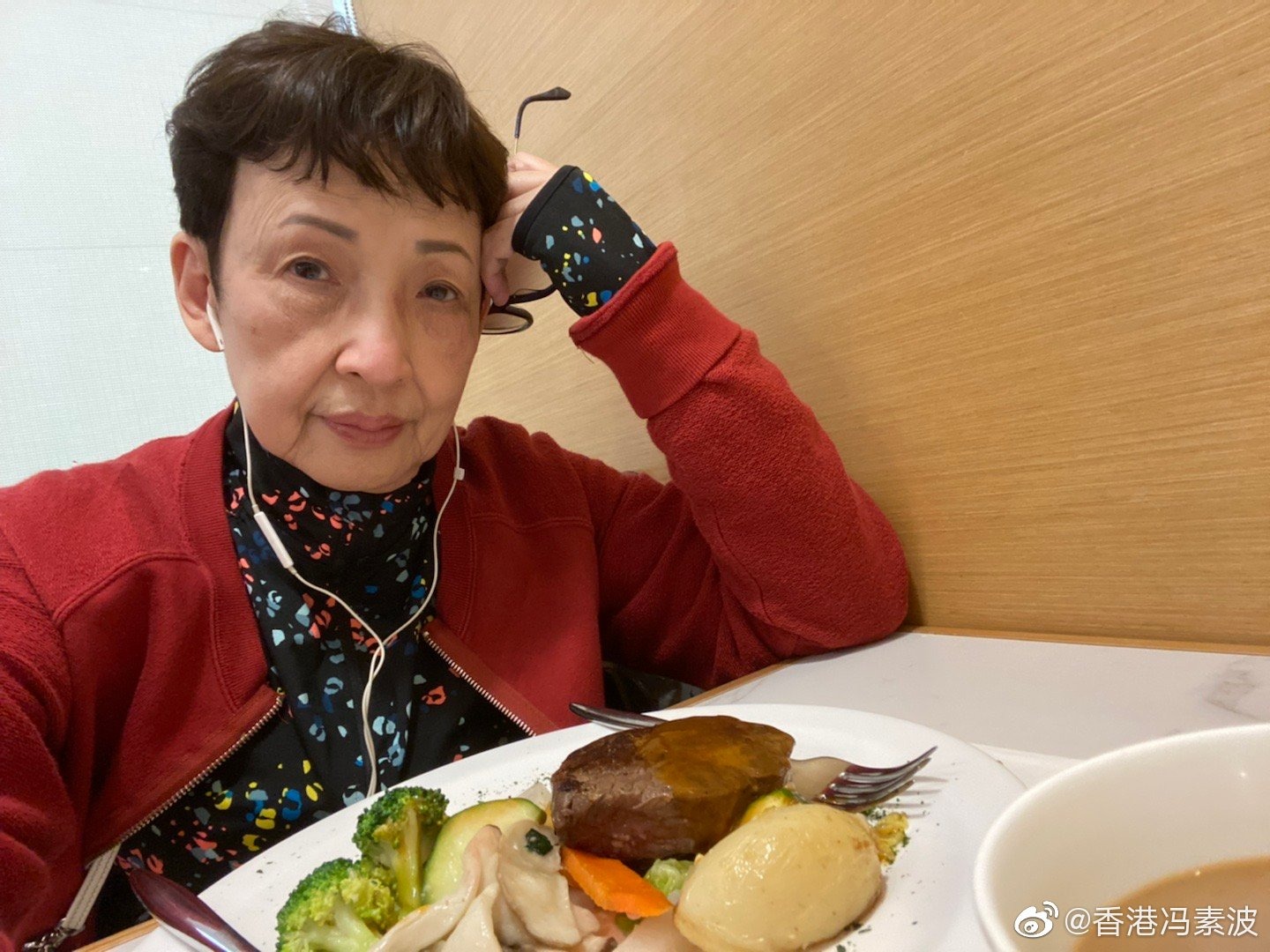 馮素波第二任恩愛40年，直至5年前丈夫因心臟病爆血管而離世。