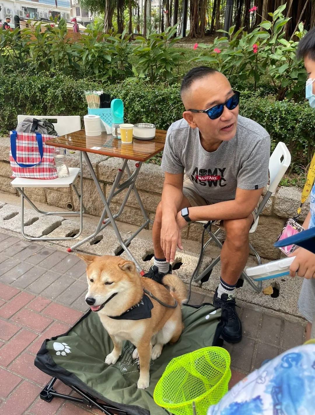 林保怡與民眾閒聊。