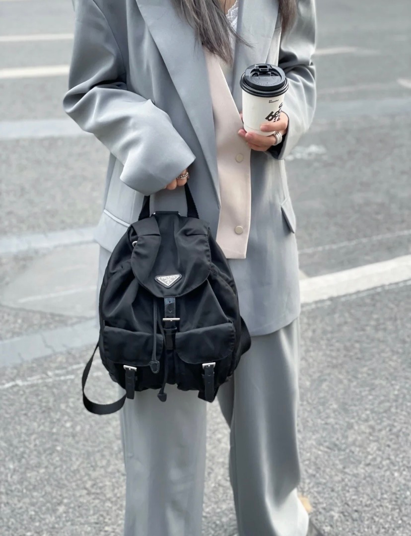 Prada尼龍背包一向都是它們的主打產品