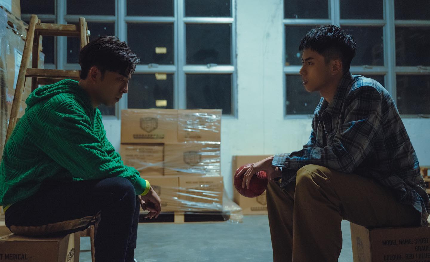 經過一晚二人互訴心事化敵為友