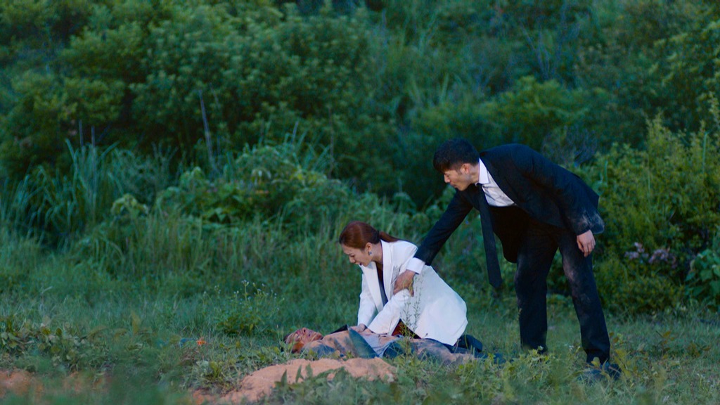 當王君馨和沈震軒打算返回埋屍地點救人,已經晚了一步張Sir氣絕身亡。