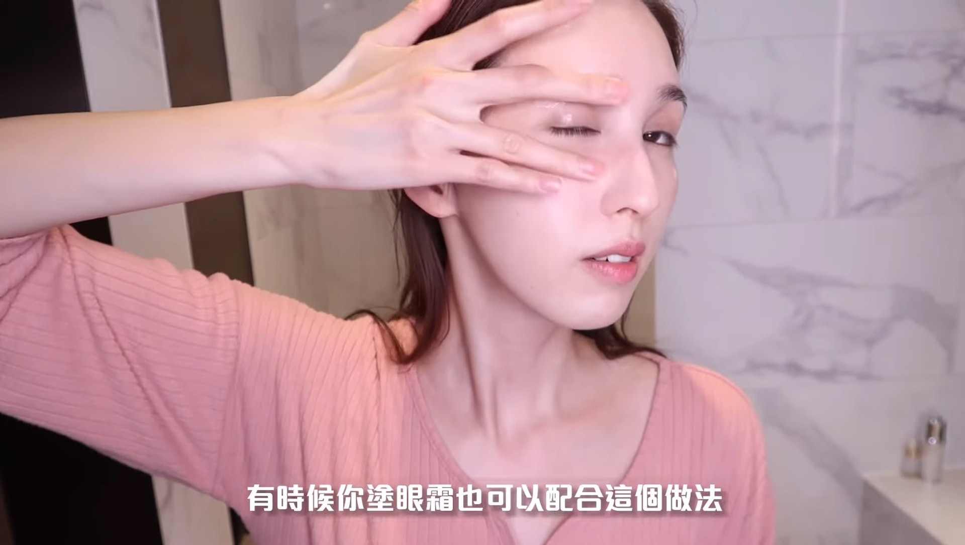 將中指及無名指打開,放在眉骨和臉頰位置,形成一個V字。