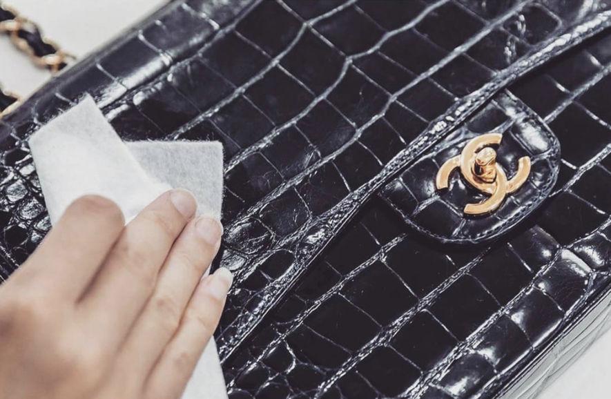 用具有殺菌功能的消毒濕紙巾拭抹手袋上的黴菌。