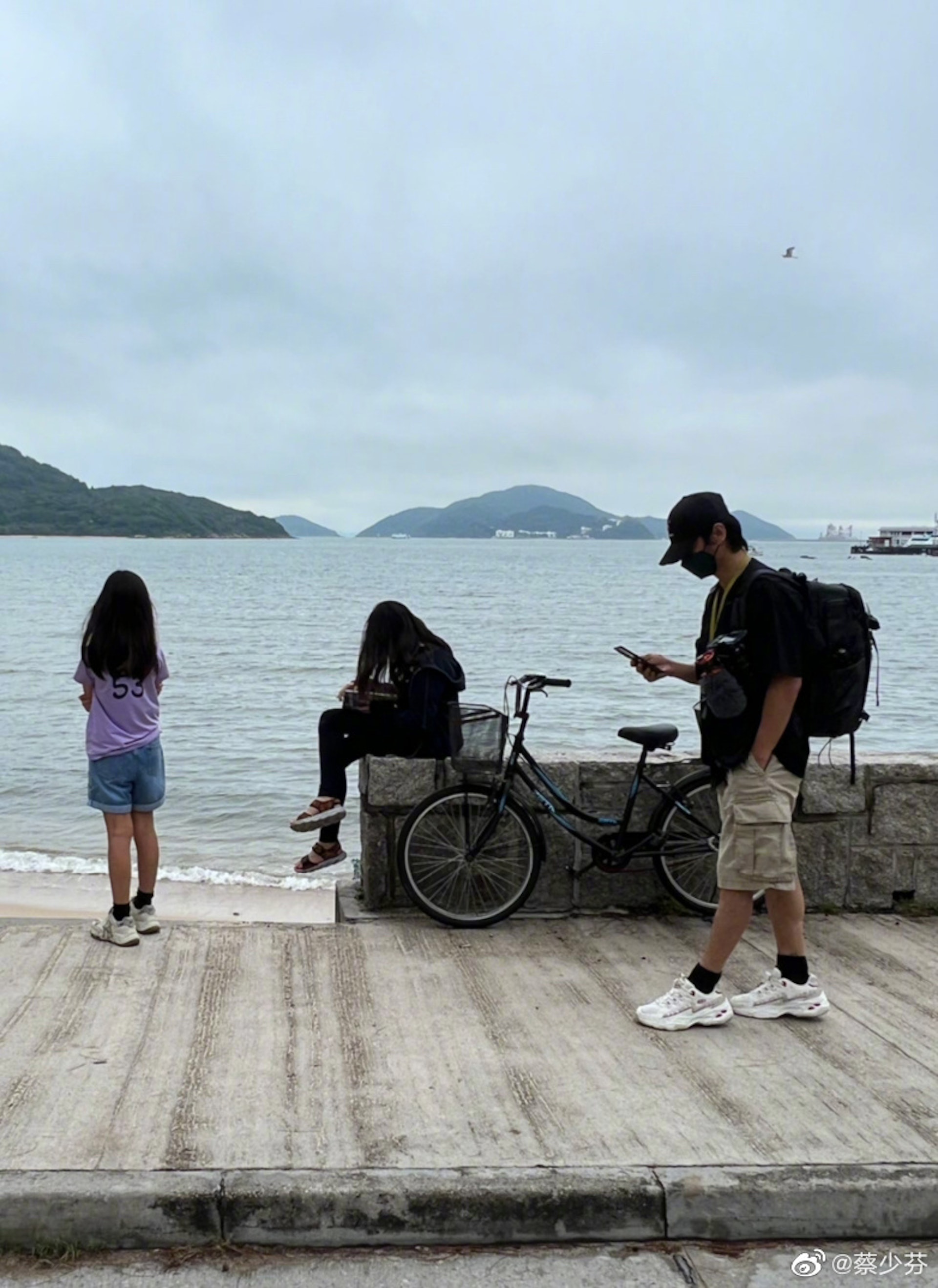 蔡少芬與家人去大嶼山郊遊享受天倫樂。