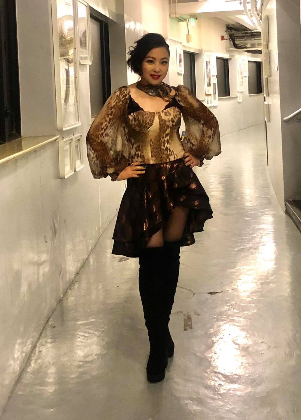 大膽的演出受到很大的關注。