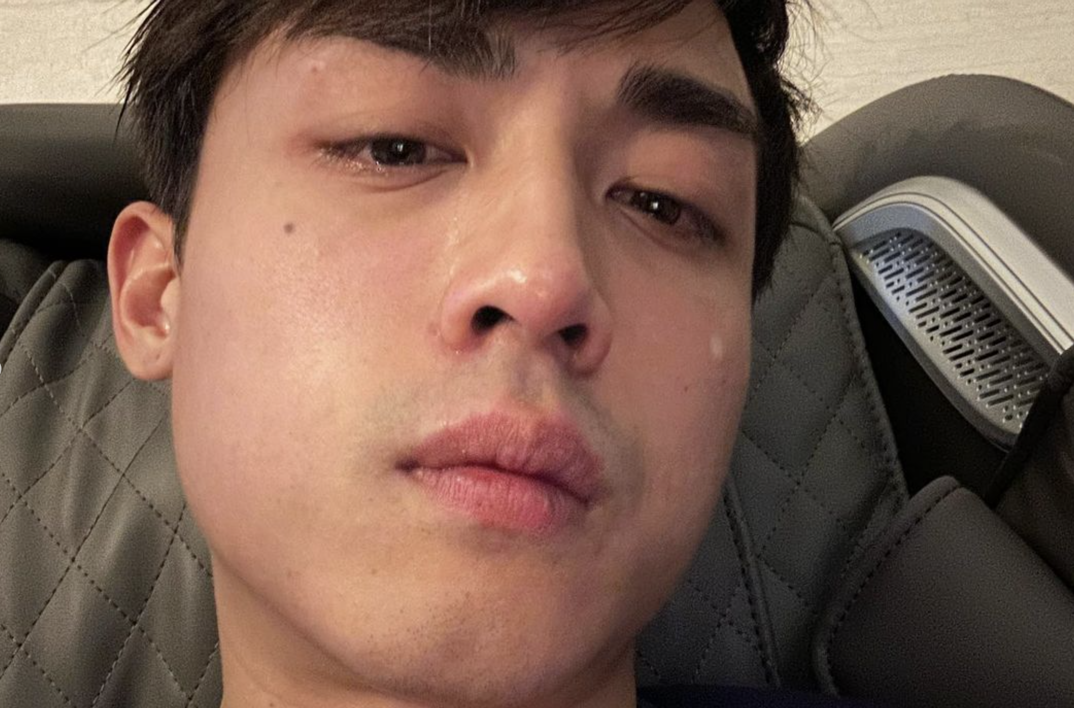 主角AK江?生也有收看「大師兄」的最後決戰，更在社交平台貼出一張帶淚珠的自拍。