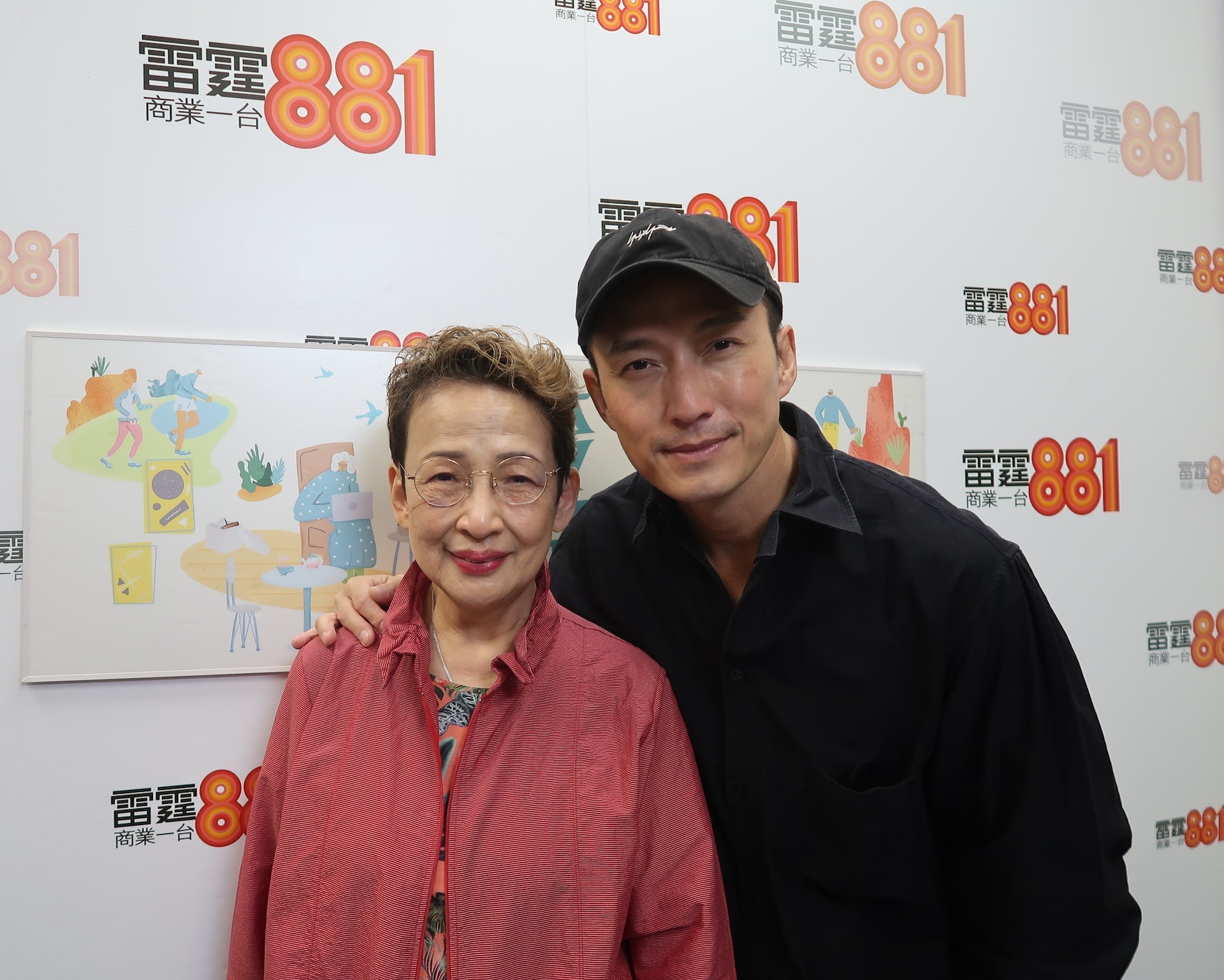 陳山聰接受由馮素波主持的電台節目訪問。