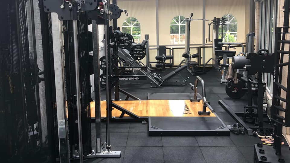 裡面放置滿各式各樣的健身器材。