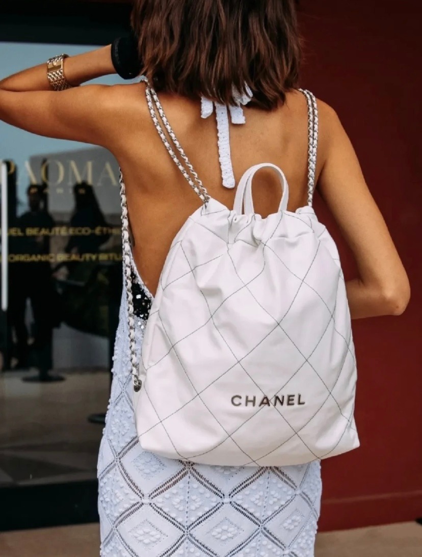 Chanel 22背囊同樣使用了經典的皮革金屬鏈條