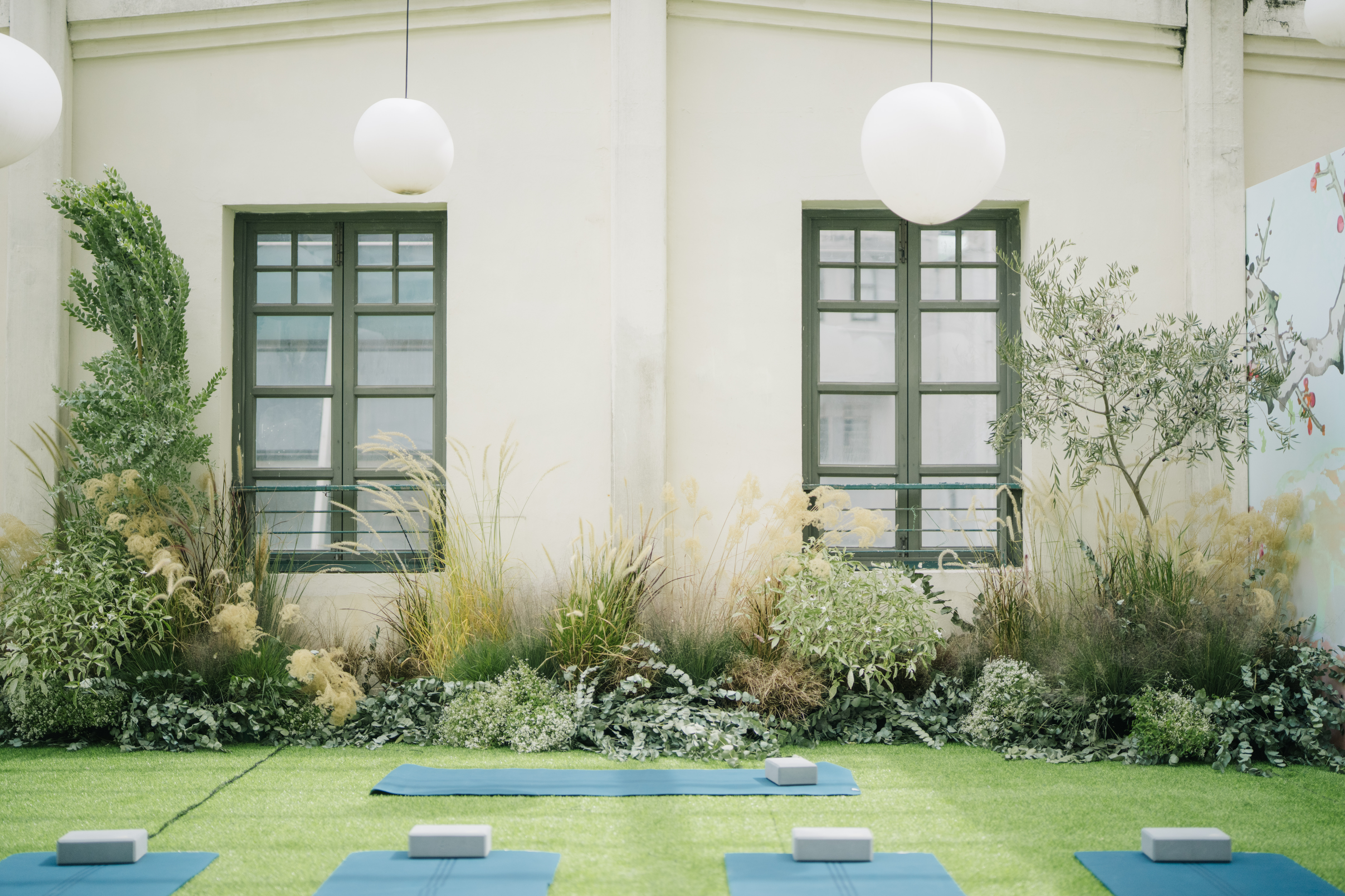 於擁有百年歷史的舊樓天台感受歷史與現代交匯的氣息