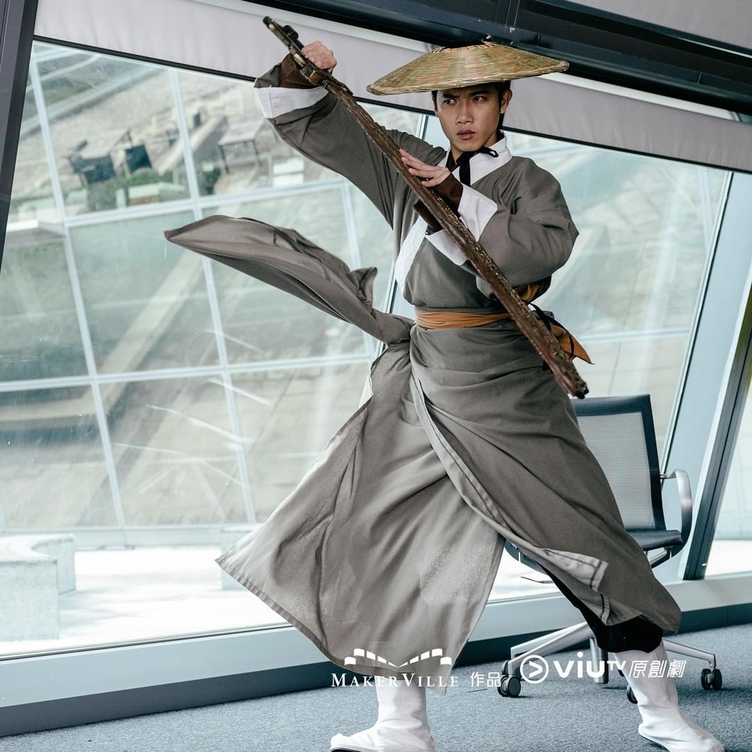 穿越時空穿古裝拿着「屠龍刀」跟Tim正面交鋒