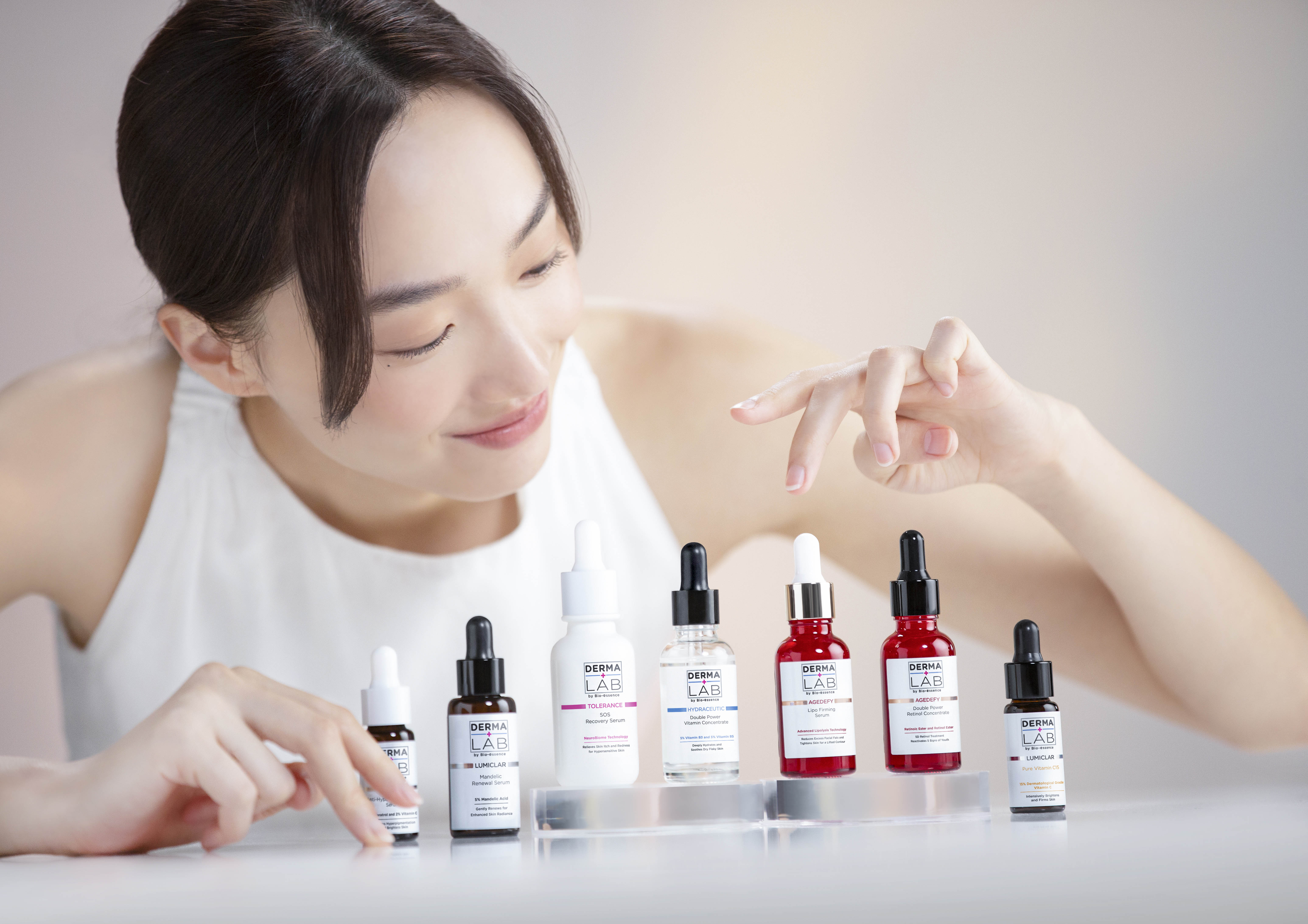 Cecilia分享平日她會按每日的肌膚狀況，疊層使用DERMA LAB 2至3支不同精華。