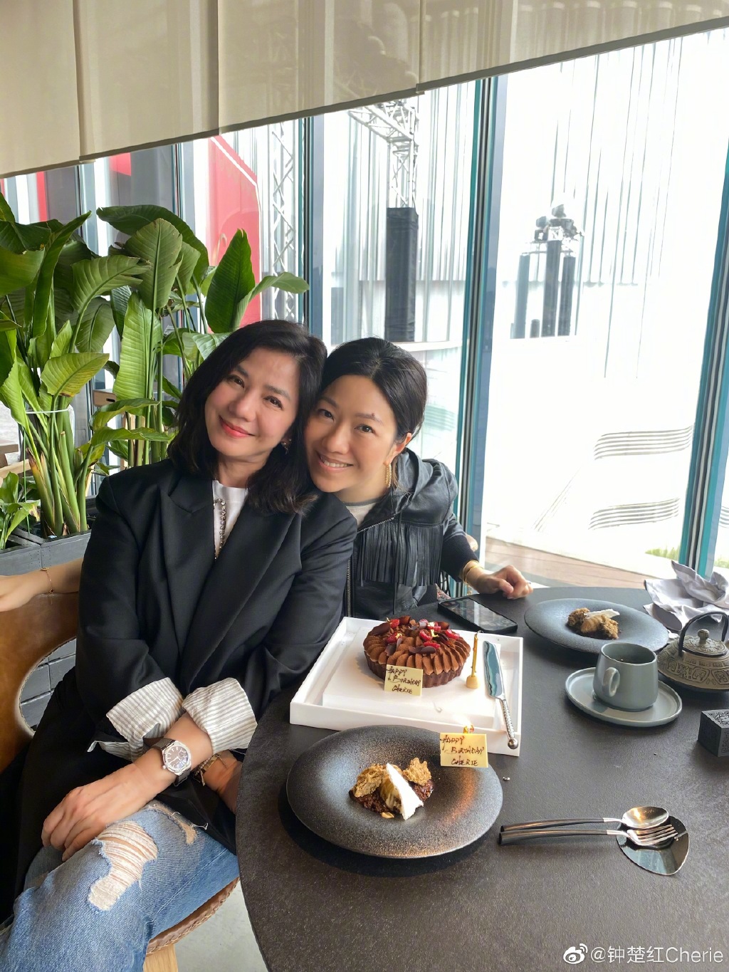 鍾楚紅閒事約三五知己聚會。