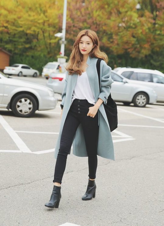 薄的長版大衣可以修飾腿邊線條。