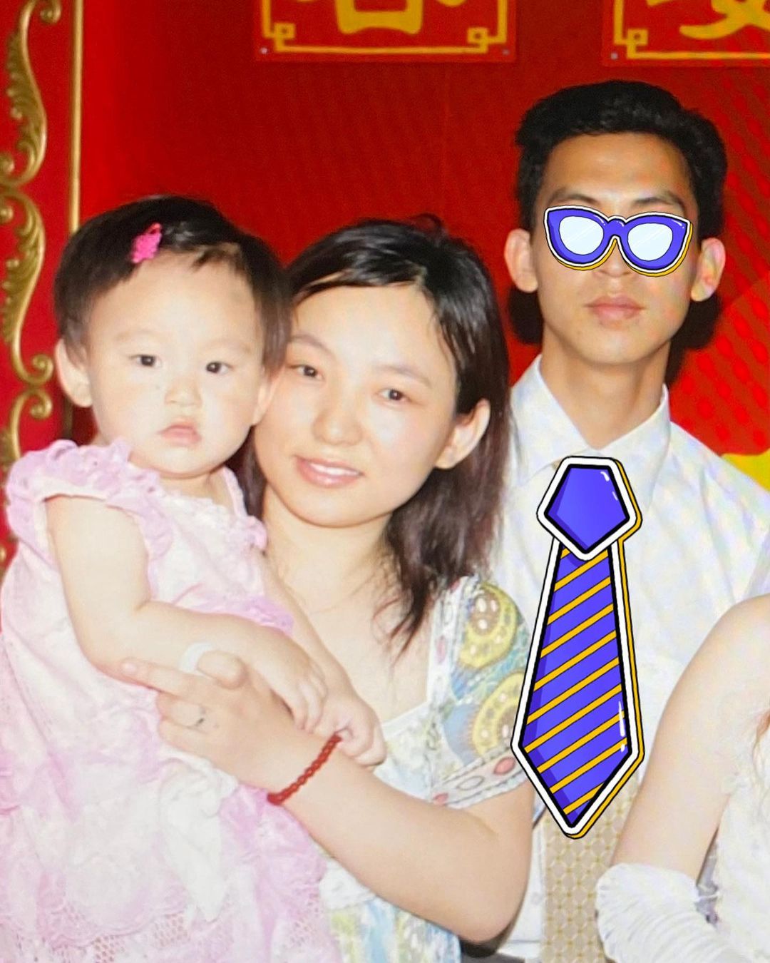 炎明熹與父母合照