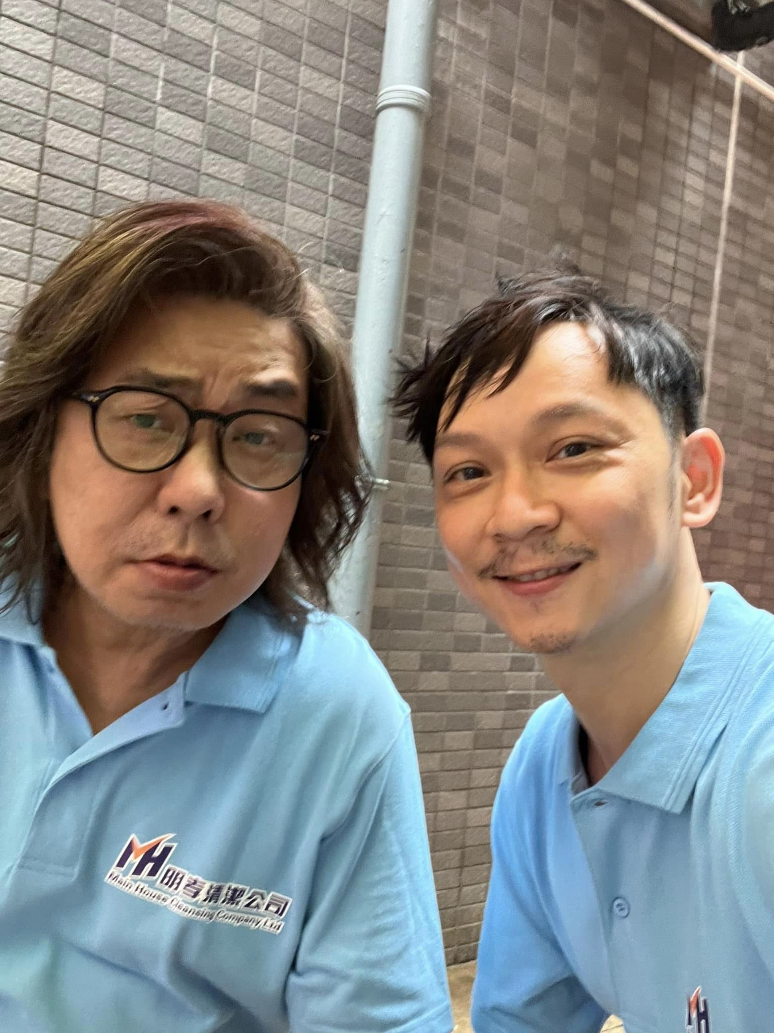 鄧智堅刻意扮老。