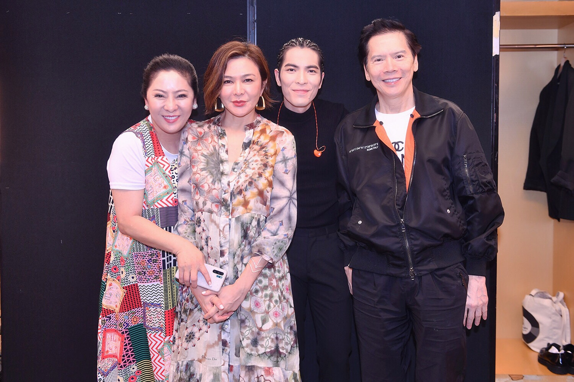 向太更攬住關之琳合照，向華強則站在向太旁邊，可見三人關係融洽。