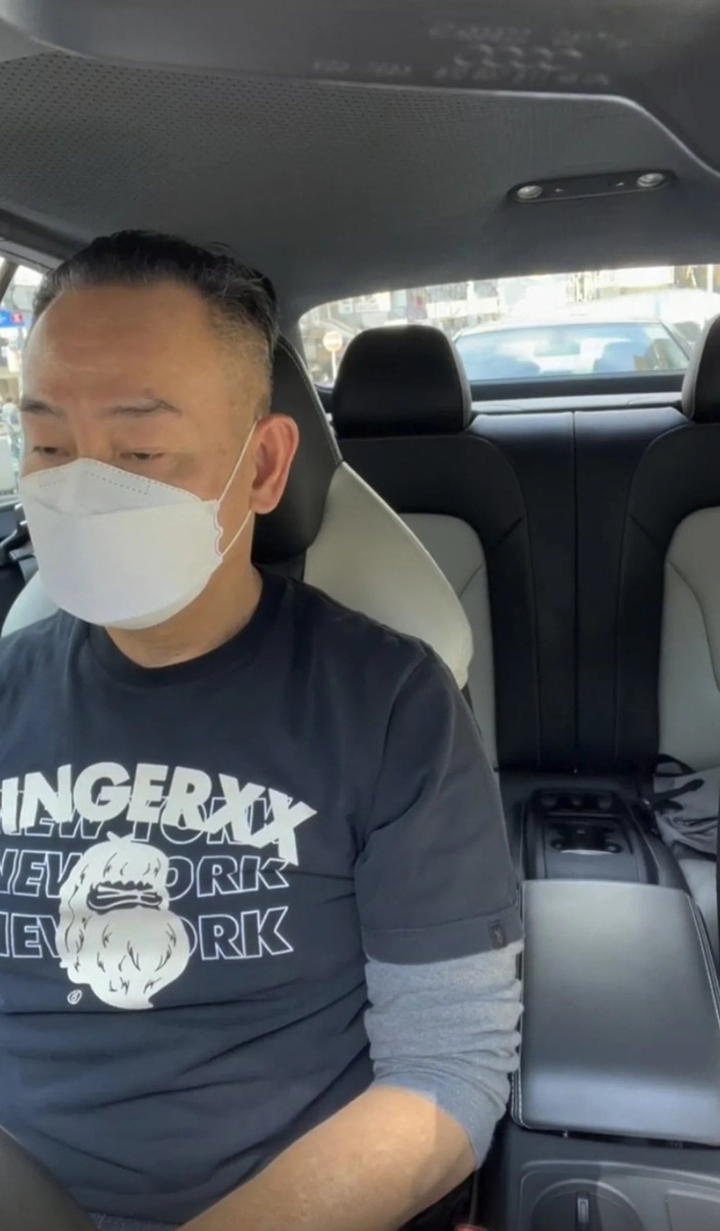 林保怡為了避免保姆坐地鐵外出會感染，便親自揸車送保母去採購日用品。