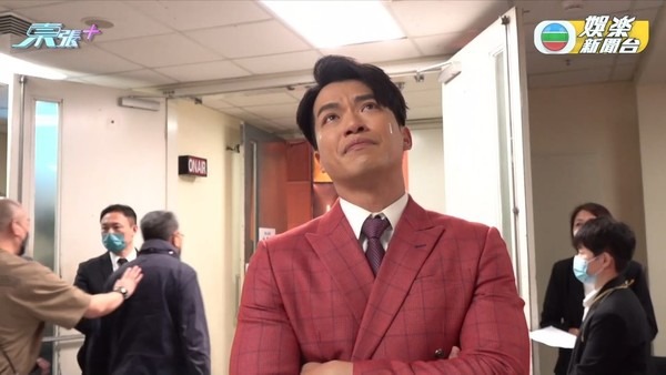 《愛‧回家之開心速遞》中林淑敏的拍檔許家傑在後台看直播電視時也激動流下男兒淚