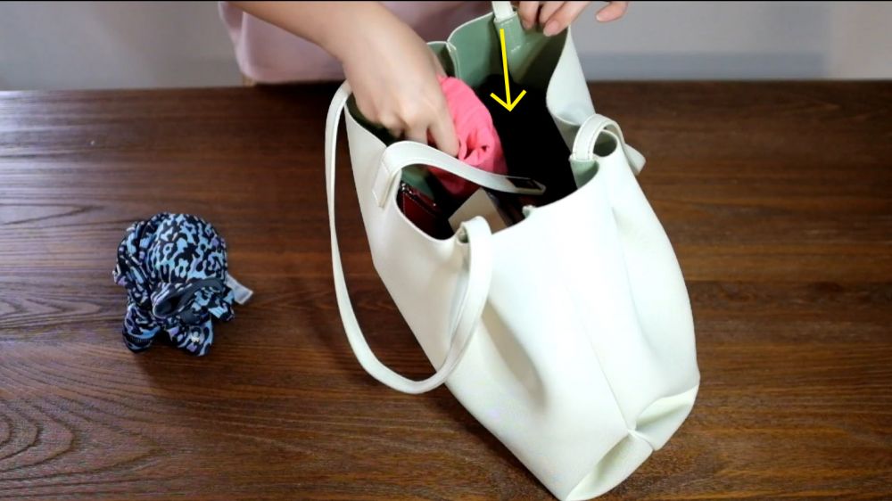 每次用完手袋後,一定要放入填充物如充氣袋或舊衣服,以保持手袋的形狀。