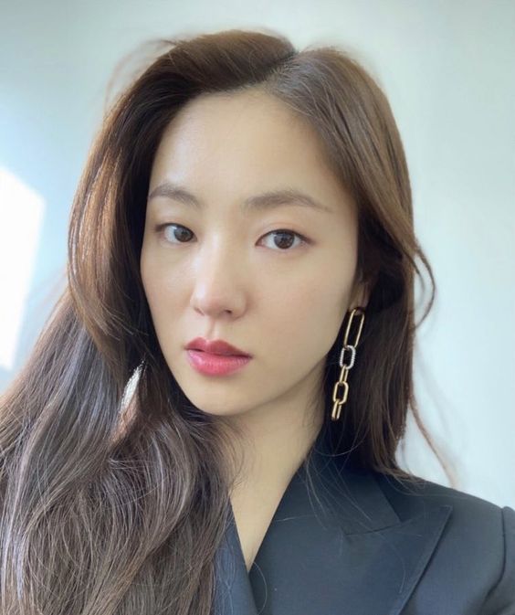 單眼皮、內雙的女生們很容易給人眼腫的感覺