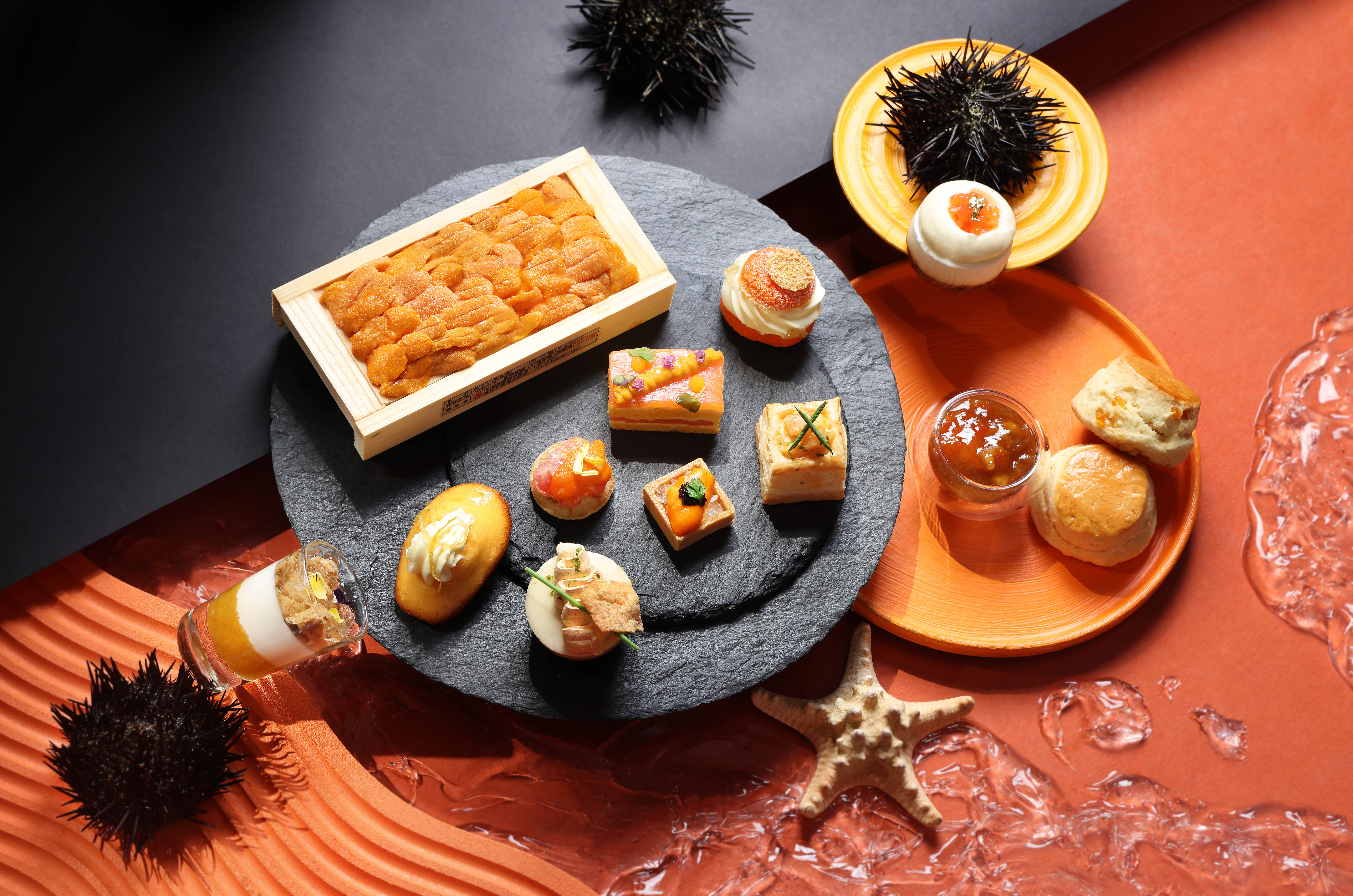 The Ritz-Carlton酒店的下午茶一向受歡迎,今次酒店就以賣相精緻、時令甘香的海膽入饌,炮製出多款美點