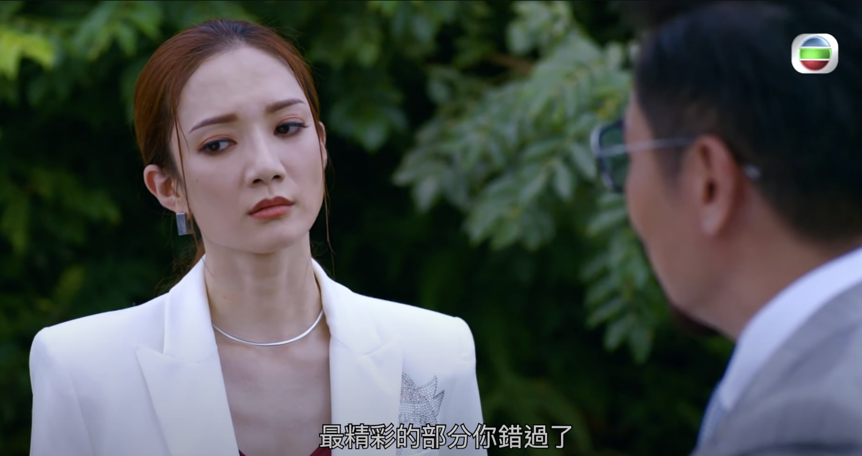 以張Sir作人質打算威嚇王君馨在一班社團的叔父面前公開臥底身份