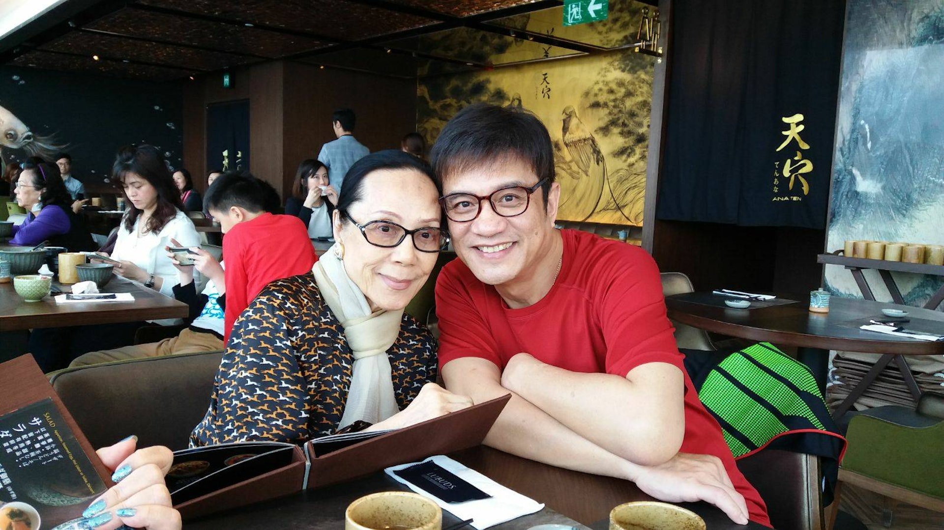 有指黃栢文是嘉玲加入演藝圈前生下的兒子。