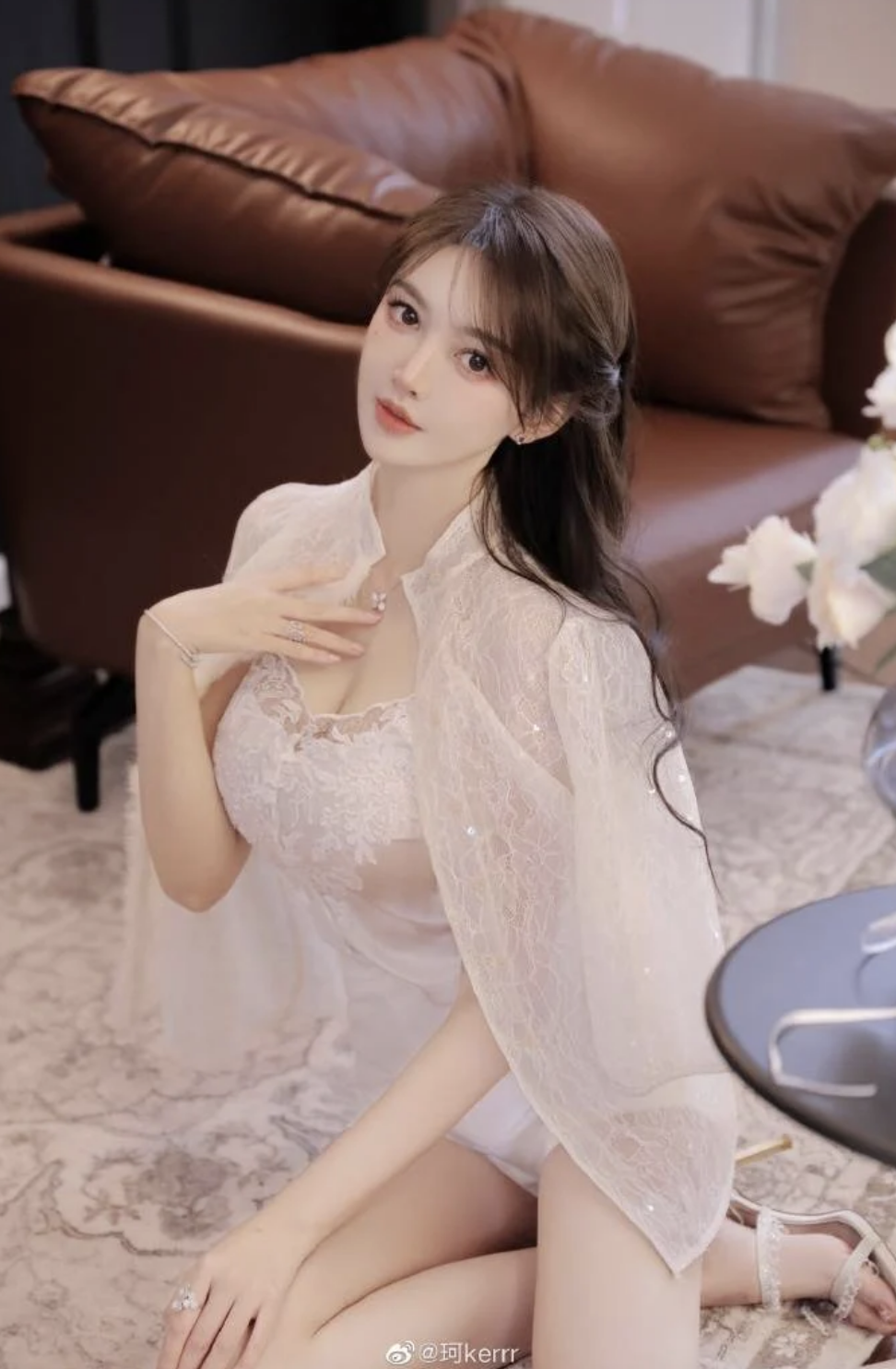 葉珂精緻的樣貌更常被指與Angelababy撞樣