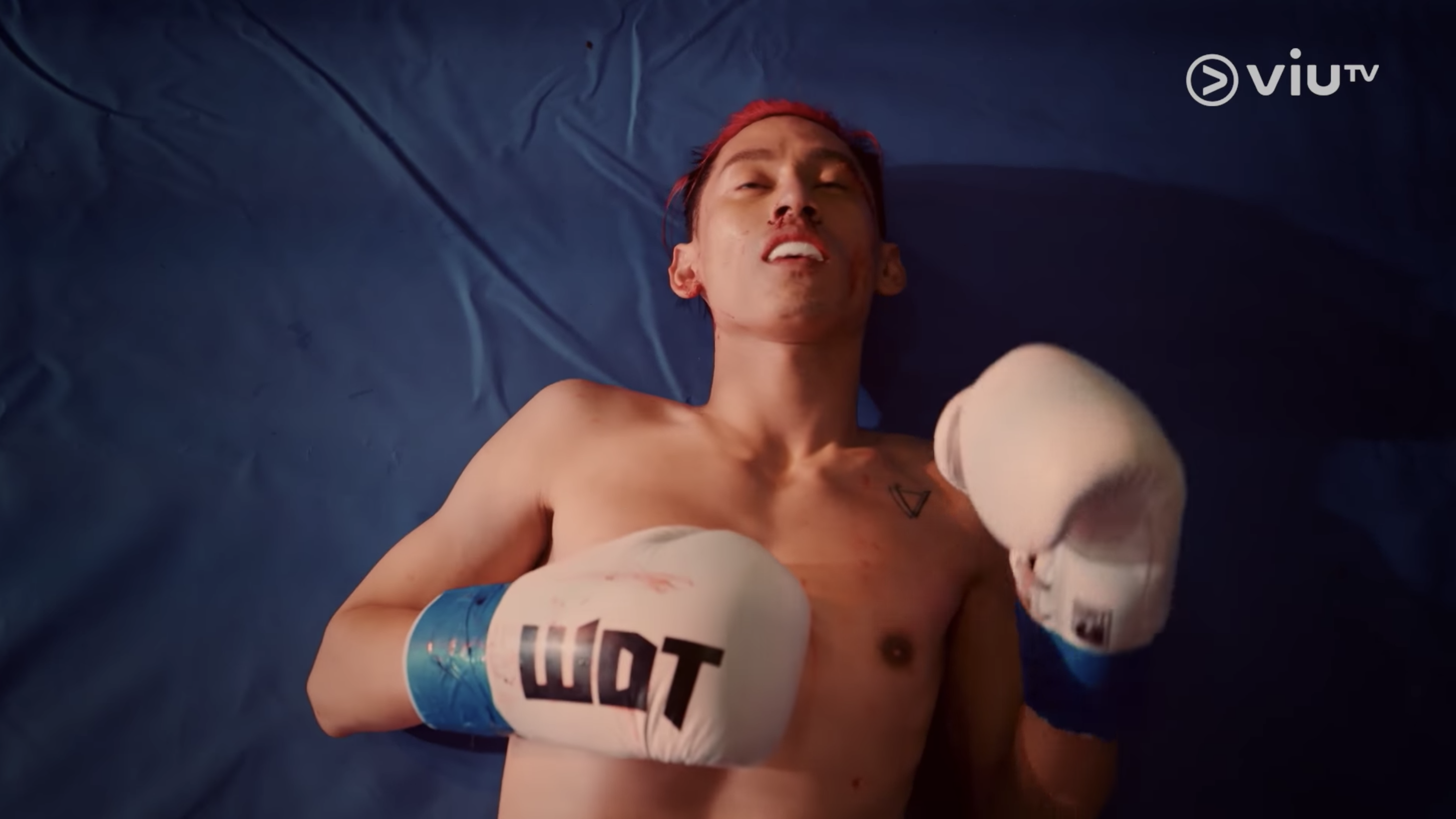 最終受重傷的駱振偉在擂台上向後倒下