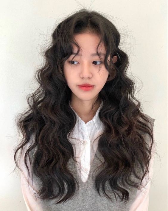 特別適合頭髮稀疏、細軟髮、圓臉或菱形臉的女生，視覺上可增加髮量顯得豐盈飽滿。