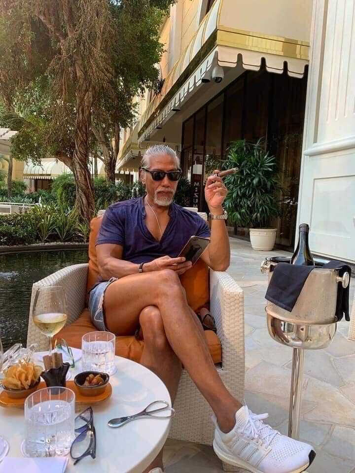 驟眼望去與外國時尚界名人Nickelson Wooster有幾分相似