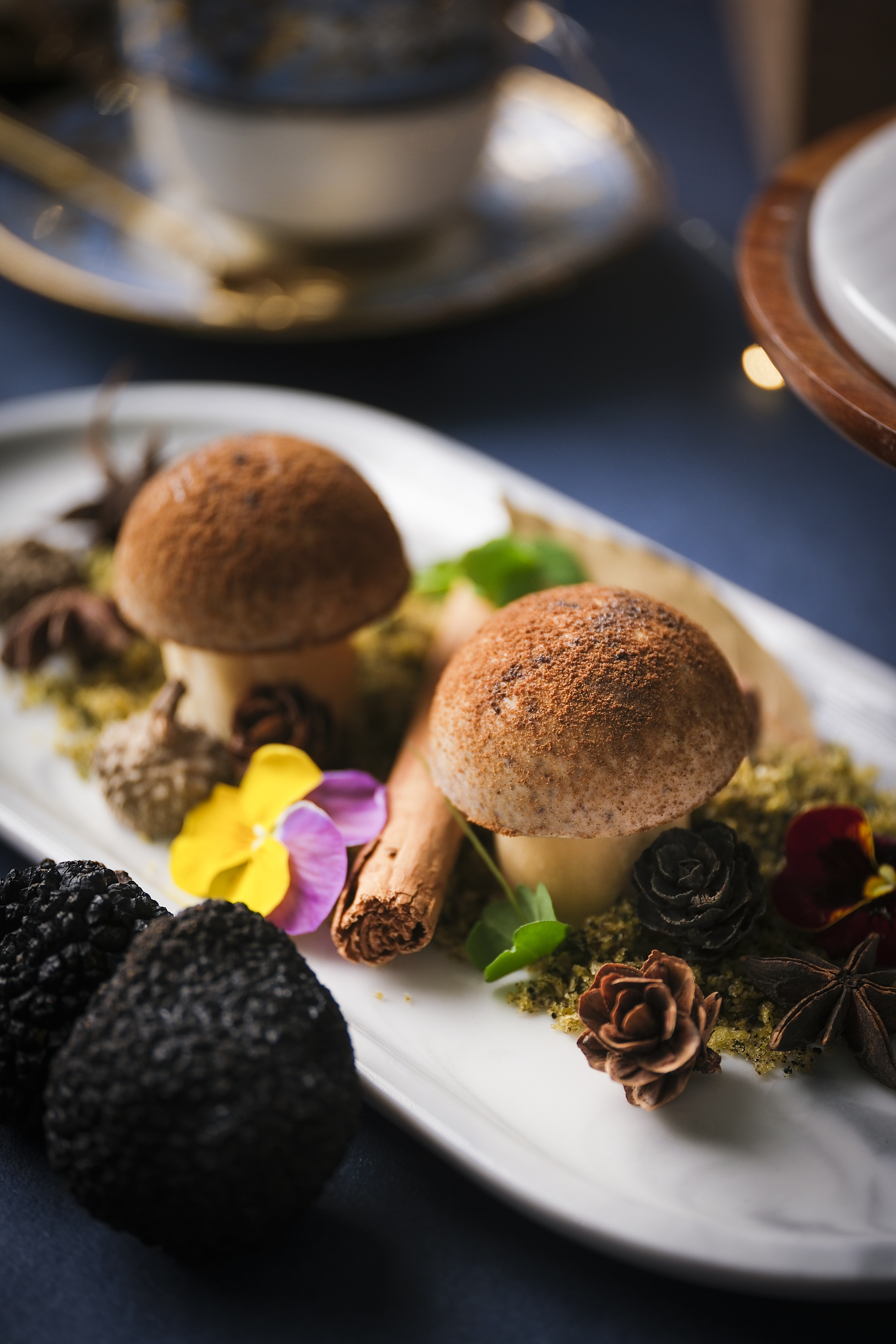 廚師團隊將黑松露及魚子醬完美融合於鹹點小吃之中,如藏紅花鱒魚子琥珀配藍青口啫喱及 Kaviari龍蝦肉醬、Kaviari 晶鑽魚子醬班尼迪蛋配康堤芝士泡沫等