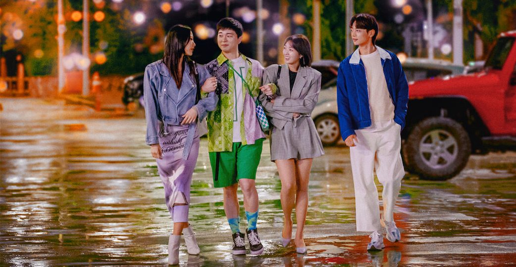 《閃耀國度》講述4位年青人追隨時尚界菁英築夢逐夢，周旋於高壓工作、愛情和五光十色的都市夜生活。