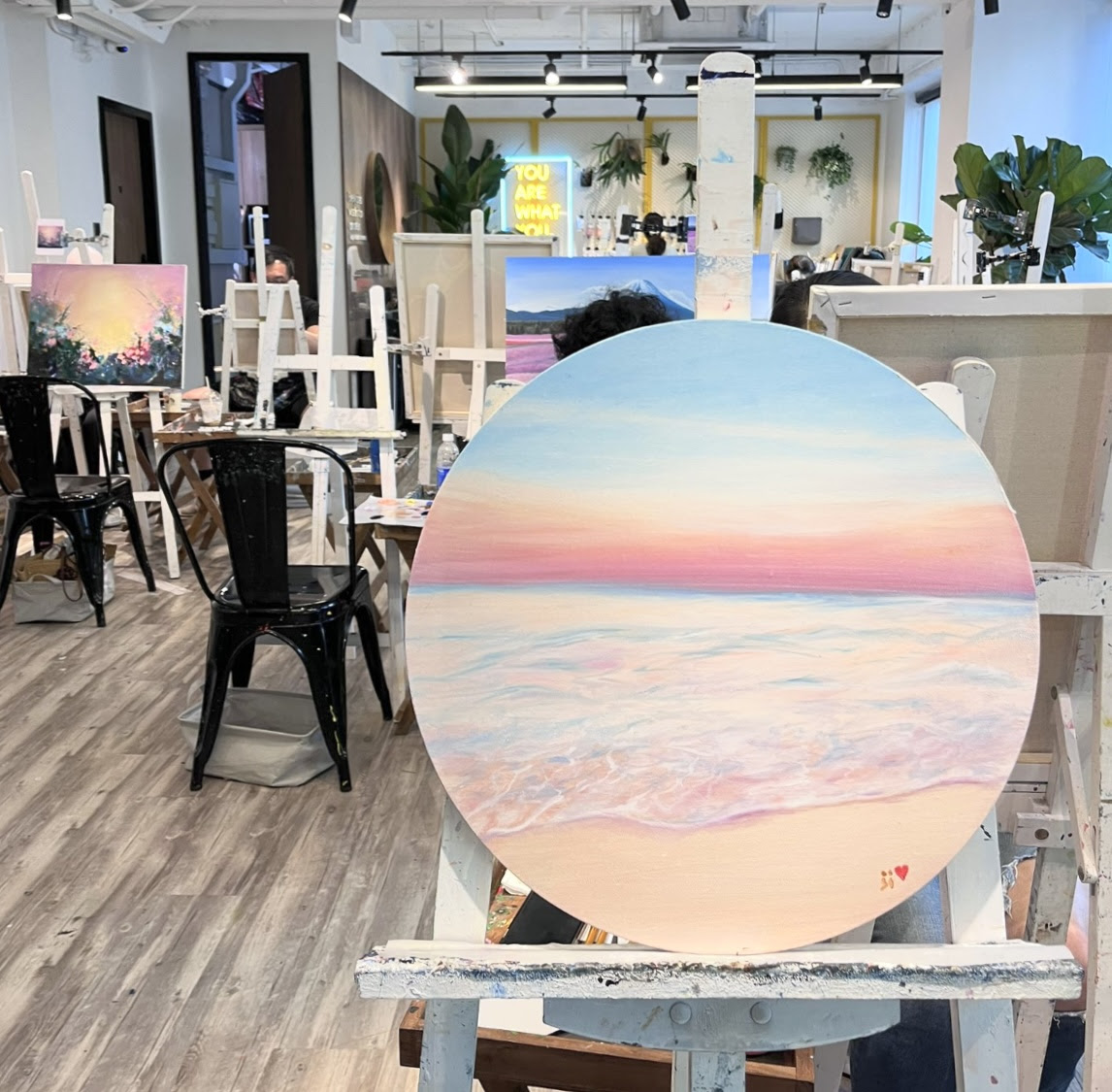 也可以選擇成人小組課或私人班有導師指導繪畫