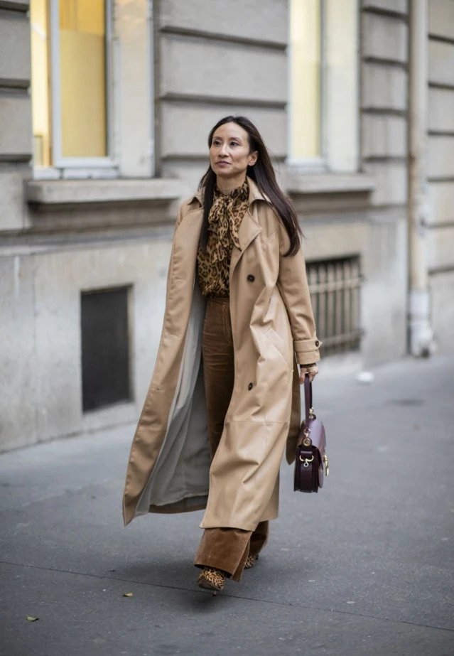 建議用上tone-on-tone的大地色系,並以不同深淺度的大地色系單品營造出層次的襯法穿搭乾濕褸。