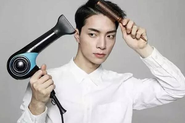 洗完頭後的5分鐘之內要吹頭。