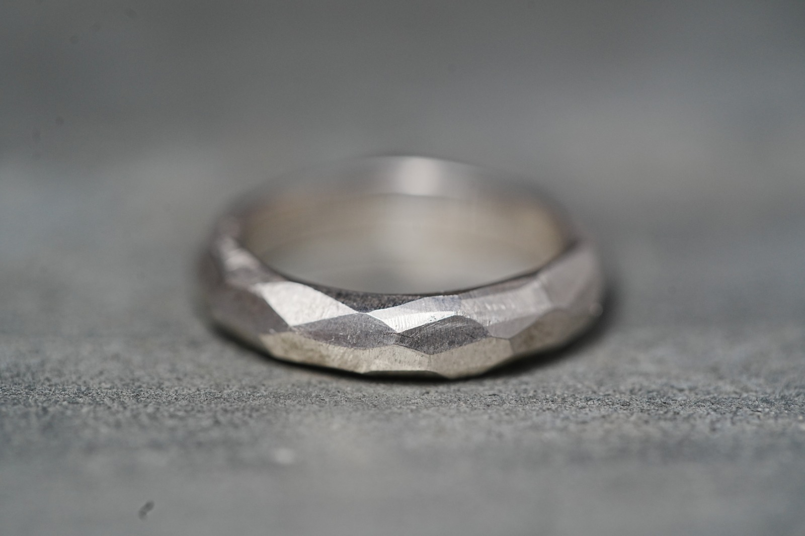 展現不同敲擊、打磨等技巧