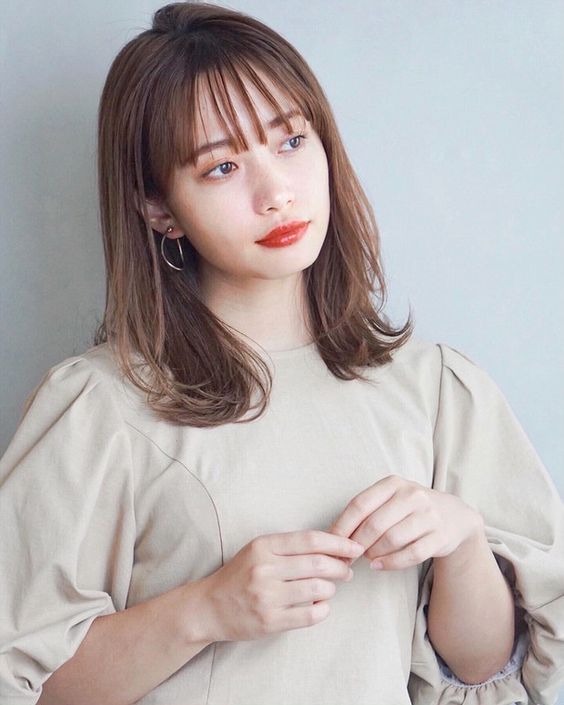 髮尾外翹中長髮也能試試，會給人一種慵懶清純的感覺。