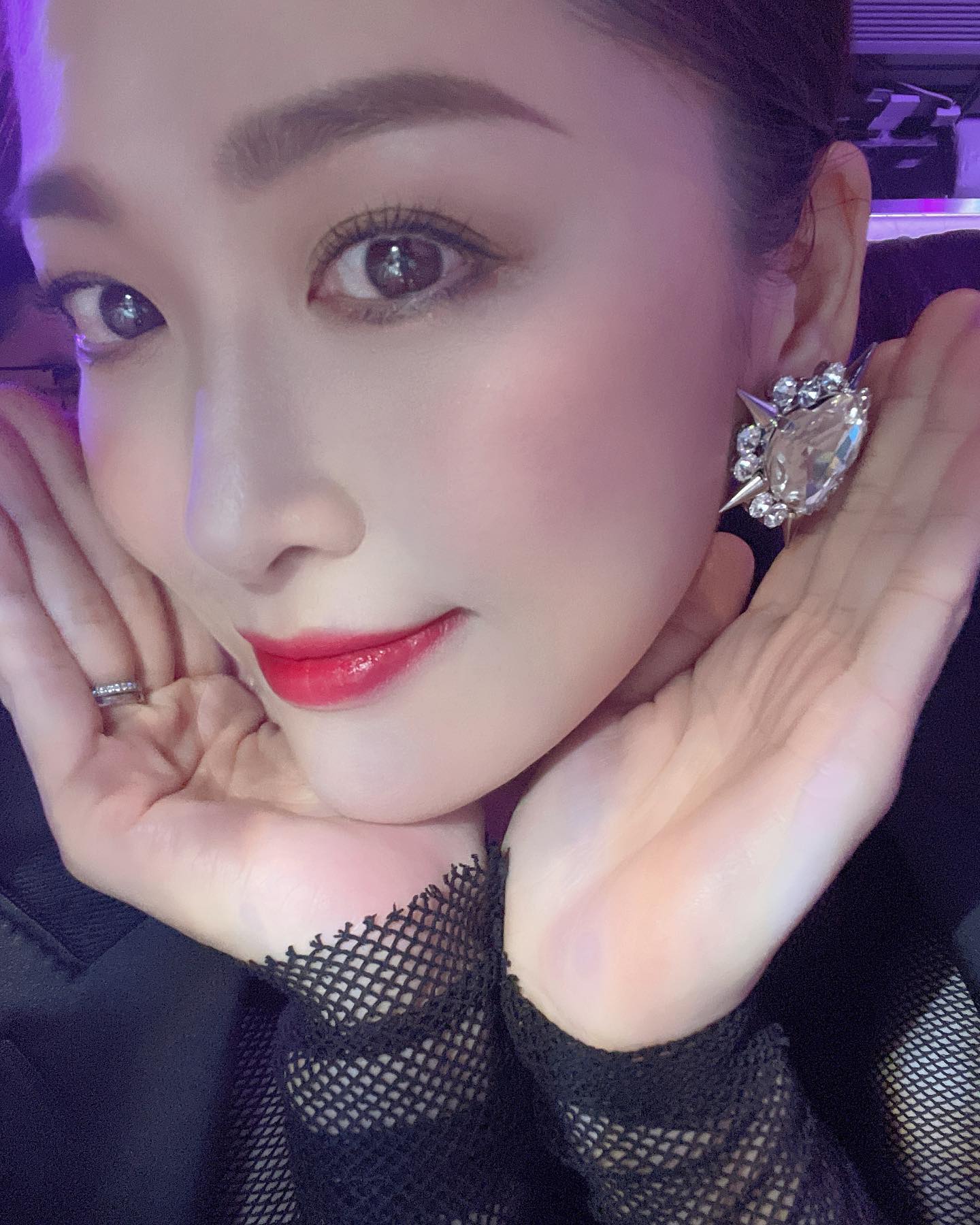 在上粉底時，不要過厚，否則會令到面、頸出現兩截色。